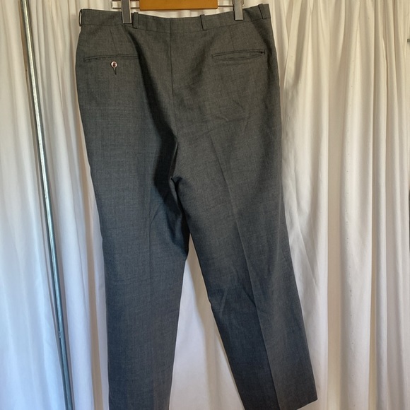 Grey pleated trousers. - Picture 2 of 3